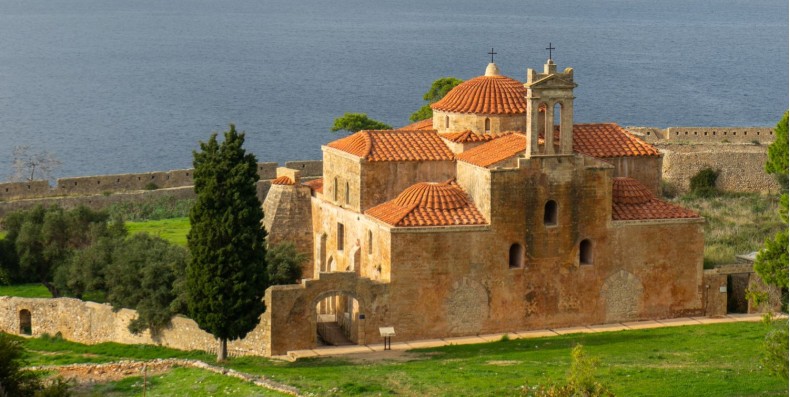 >Top 7 Day Trips from Pylos – Castles, Beaches & Culture